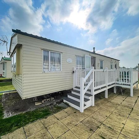 Caravan For Hire At St Osyth Beach Holiday Park In Essex Ref 28107Y Clacton-on-Sea Buitenkant foto