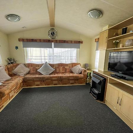 Caravan For Hire At St Osyth Beach Holiday Park In Essex Ref 28107Y Clacton-on-Sea Buitenkant foto
