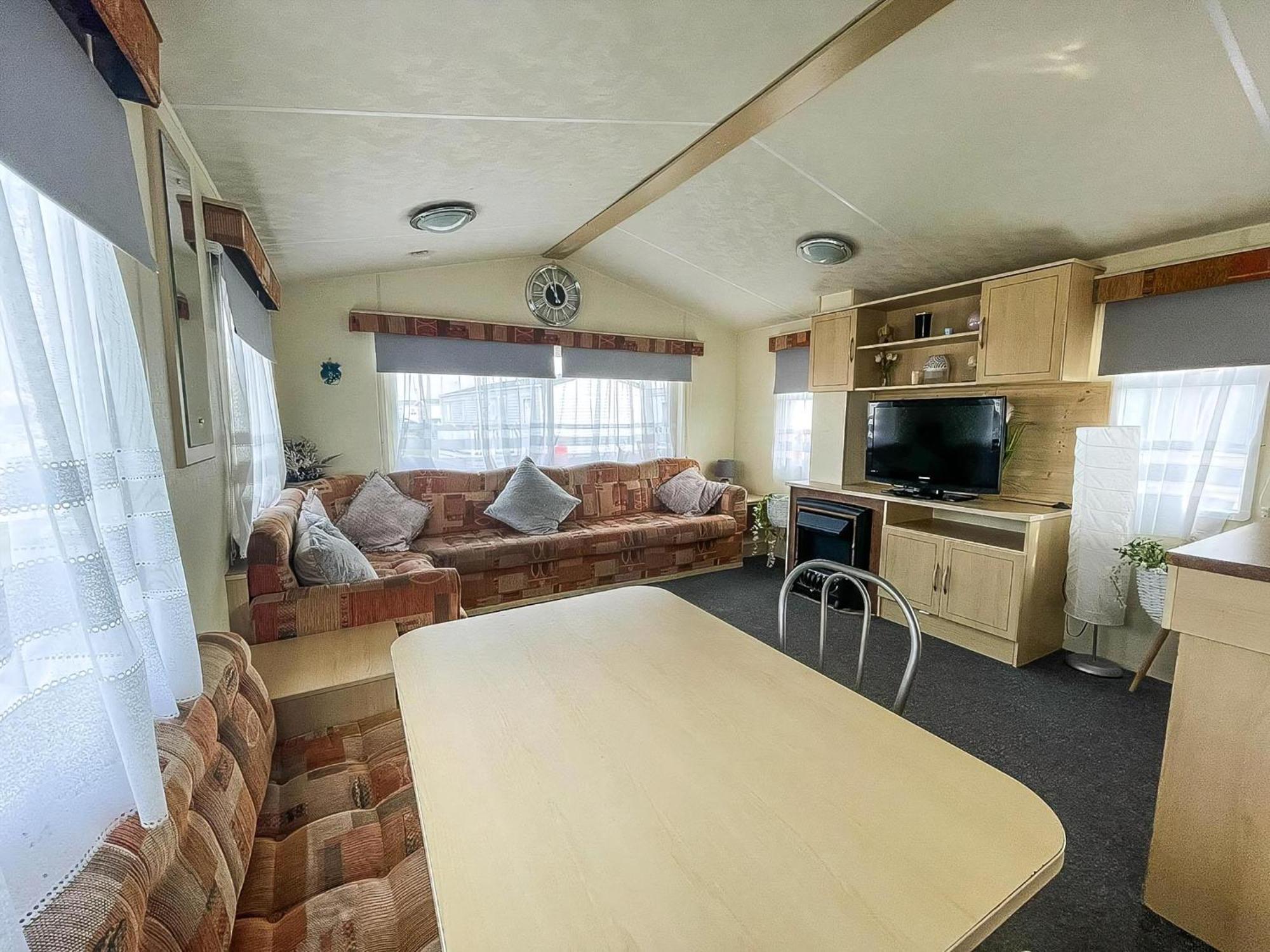 Caravan For Hire At St Osyth Beach Holiday Park In Essex Ref 28107Y Clacton-on-Sea Buitenkant foto