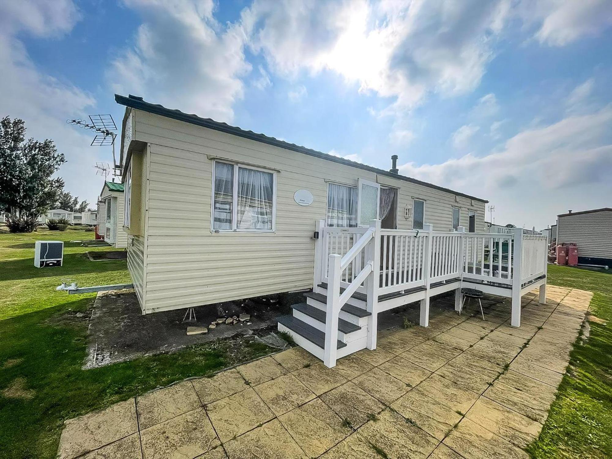 Caravan For Hire At St Osyth Beach Holiday Park In Essex Ref 28107Y Clacton-on-Sea Buitenkant foto