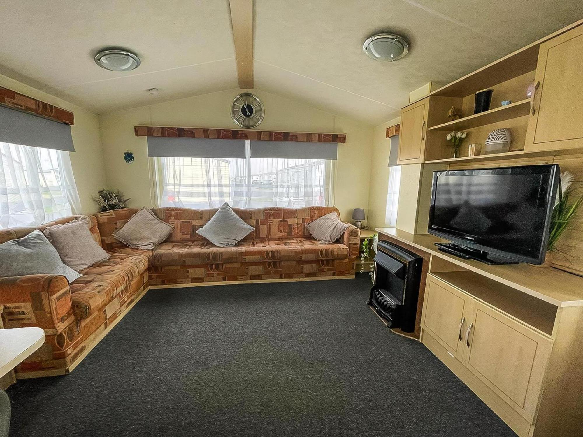 Caravan For Hire At St Osyth Beach Holiday Park In Essex Ref 28107Y Clacton-on-Sea Buitenkant foto