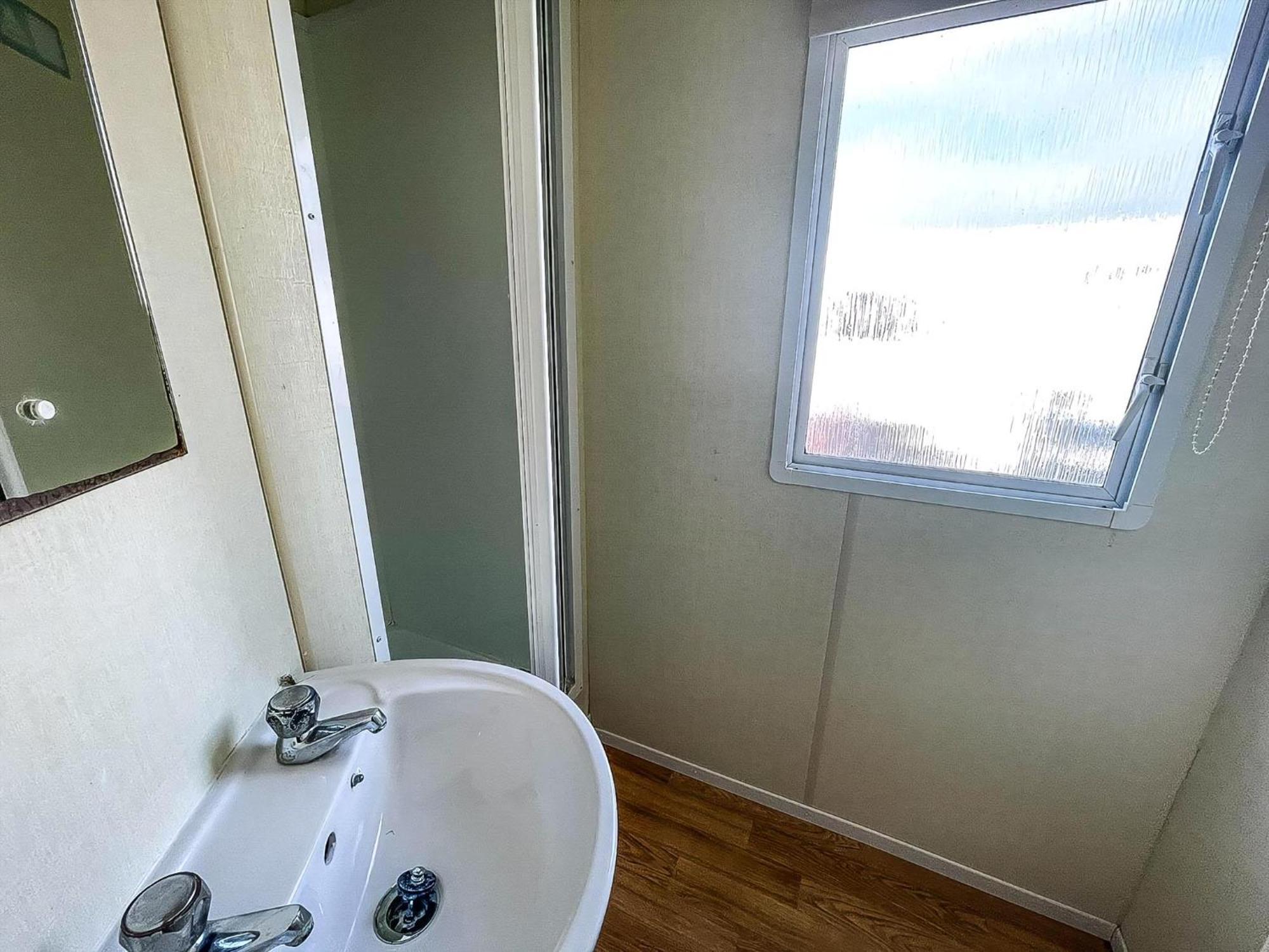 Caravan For Hire At St Osyth Beach Holiday Park In Essex Ref 28107Y Clacton-on-Sea Buitenkant foto