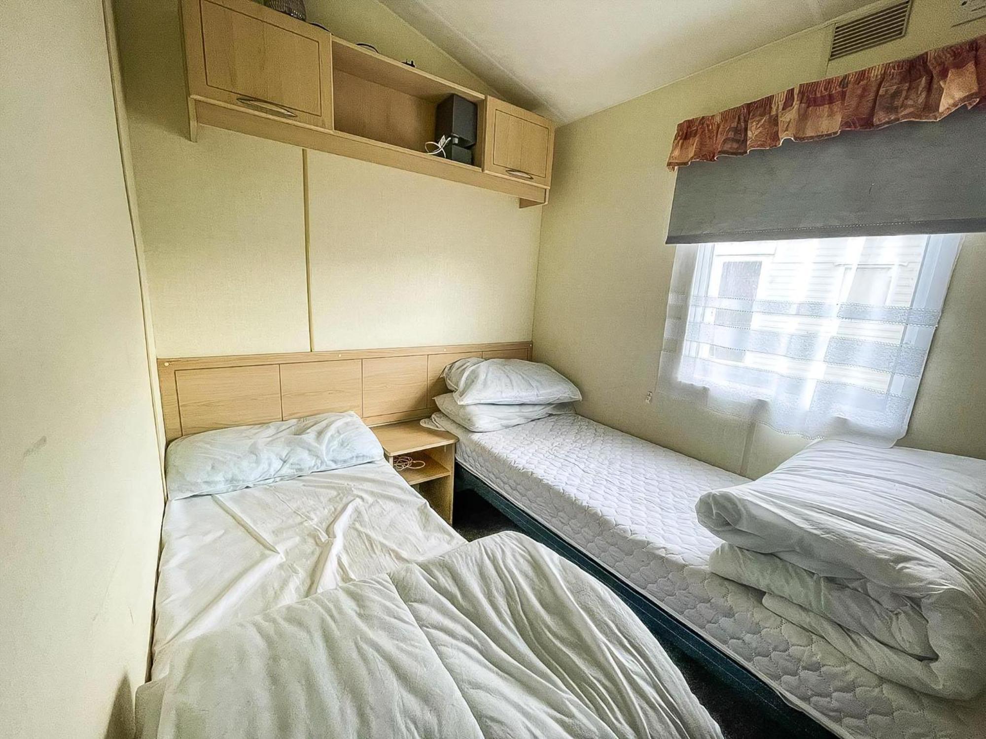 Caravan For Hire At St Osyth Beach Holiday Park In Essex Ref 28107Y Clacton-on-Sea Buitenkant foto